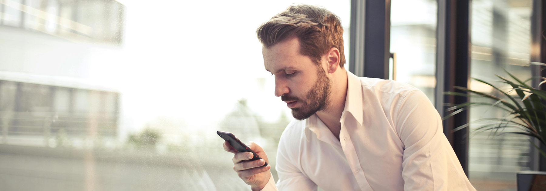 Unternehmer telefoniert mit seinem Berater über die Absicherung seiner Firma