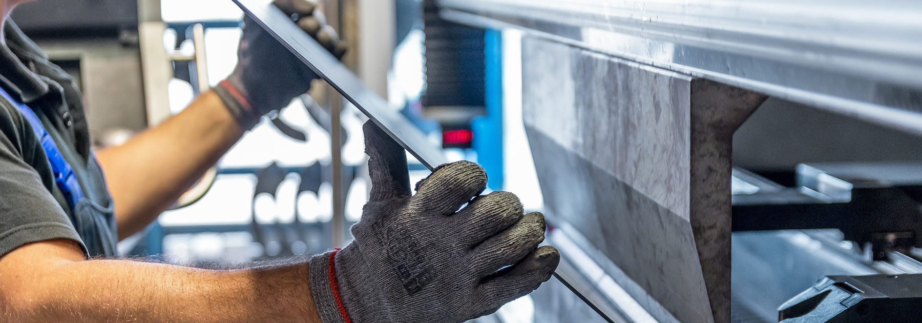 Arbeiter an einer hochwertigen CNC-Maschine in der Produktion.