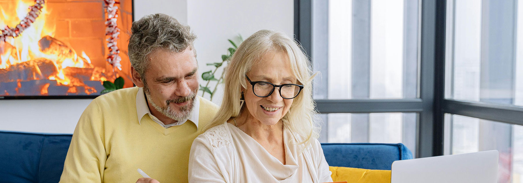 Paar macht sich gemeinsam Gedanken über die Absicherung